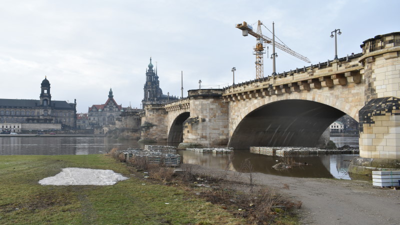 Elbehochwasser überschwemmt Baustoffe und Lichtmasten der Augustusbrücke  Foto: MeiDresden.de