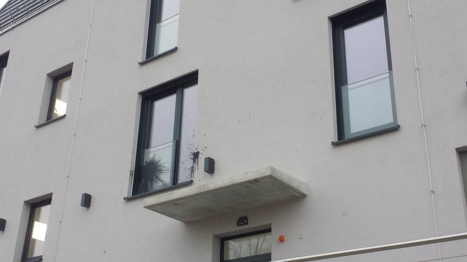Farb-Stein Attacke auf ein Arcotel-Gebäude   Foto: MeiDresden.de