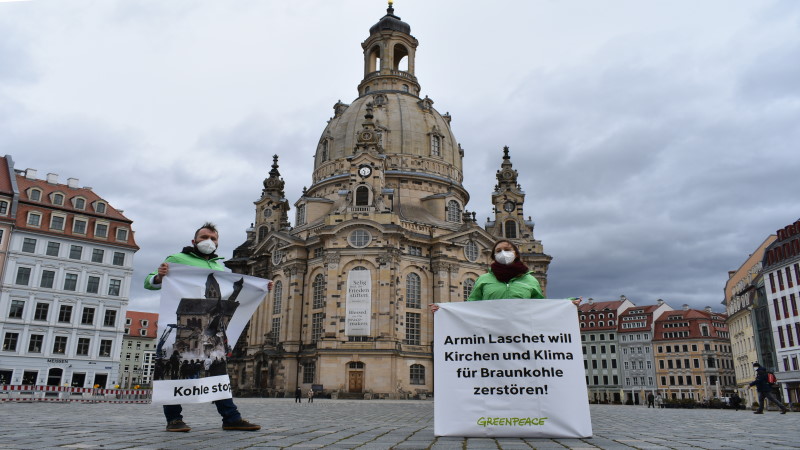 Greenpeace Aktivist:innen protestieren in 46 Städten gegen Armin Laschets Kohlepolitik   Foto: MeiDresden.de