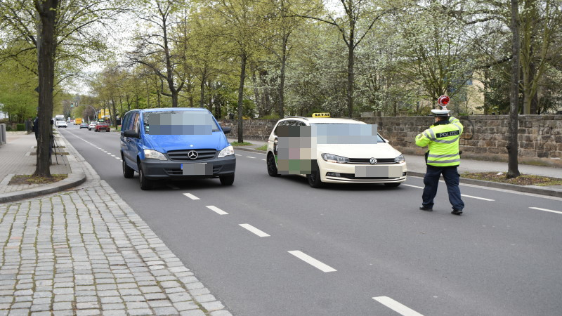 Unfallschwerpunkt Chemnitzer Straße - Abstandskontrolle durch Polizei - Das Taxi ist an einer Ampel über Rot gefahren. Nach MeiDresden.de Informationen soll es hierbei um einen medizinischen Notfall gehandelt haben. Die Polizei sicherte schnell das Kennzeichen.   Foto: MeiDresden.de