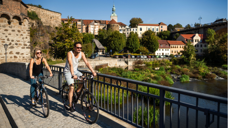 Von Bautzen aus kann man zu verschiedenen Radtouren auf dem 3.000 Kilometer langen regionalen Wegenetz der Oberlausitz starten. © djd/bautzen.de/Tobias Ritz