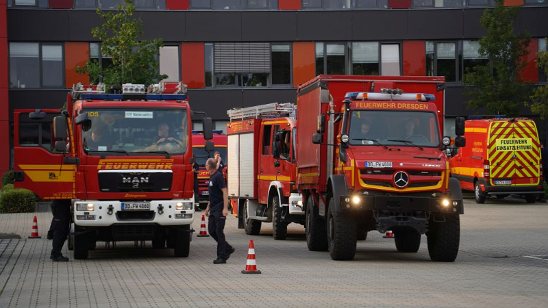 Die ersten Fahrzeuge trafen gegen 17 30 Uhr an der Feuer und Rettungswache Übigau ein ©Feuerwehr Dresden 