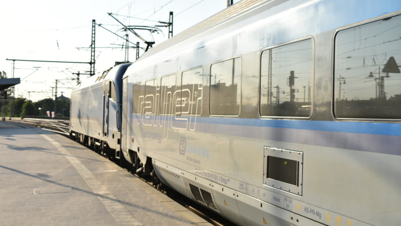 Was verbindet Dresden mit der Steiermark?  Railjet im Dresdner Hauptbahnhof  Foto: © MeiDresden.de/Mike Schiller