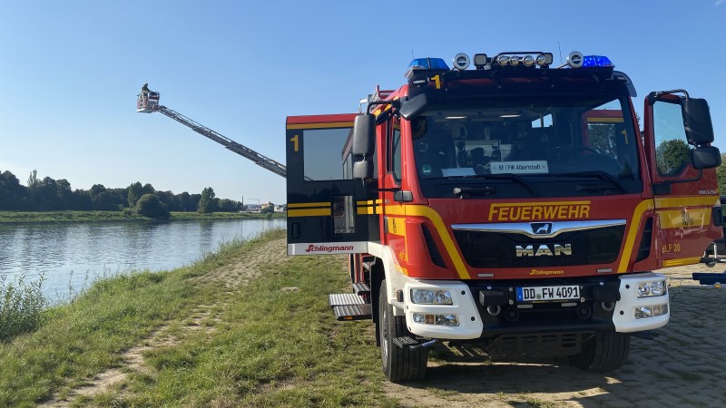 © Feuerwehr Dresden Eine Drehleiter wurde in Stellung gebracht, um einen Überblick über die gesamte Wasserfläche zu erhalten.