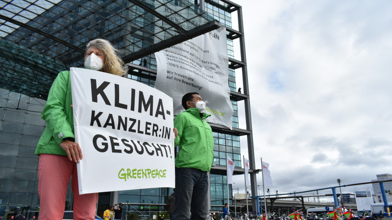 Greenpeace sucht Klimakanzler - Riesige Stellenanzeige am Berliner Hauptbahnhof   Foto: Mike Schiller