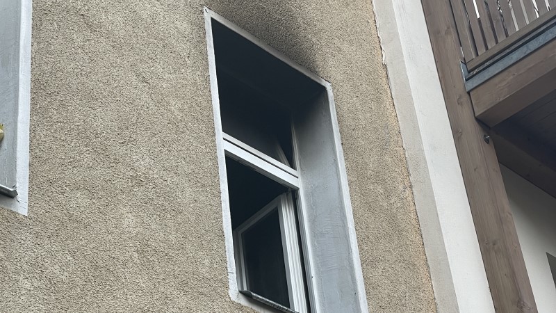 Foto: ©Feuerwehr Dresden  - Die Brandspuren sind am Fenster des Zimmers gut zu erkennen.