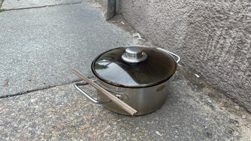 © Feuerwehr Dresden  - Angebranntes Essen in einem Topf führte zu dem Feuerwehreinsatz auf der Friedrichstraße.
