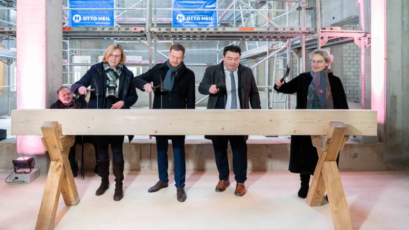 Prof. Esther Troost (v.l.n.r.), Dekanin der Medizinischen Fakultät, Ministerpräsident Michael Kretschmer (47, CDU), Frank Ohi, Kaufmännischer Vorstand des Dresdner Uniklinikums, und TU-Rektorin Prof. Ursula Staudinger schlagen Nägel in den Balken.  Foto: Foto: Uniklinikum  Dresden / Kirsten Lassig