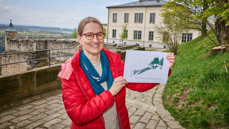 Kuratorin Stefanie Krihning an der Südseite eines Walls auf der Festung Königstein, an dem 1783 ein Festungskommandant Wein anbauen ließ. ©Marko Förster/ Festung Königstein