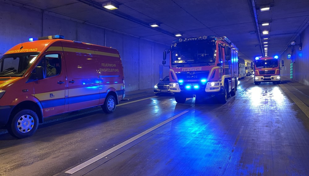 © Feuerwehr Dresden  - Einsatzfahrzeuge stehen an der Unfallstelle im Autobahntunnel Altfranken