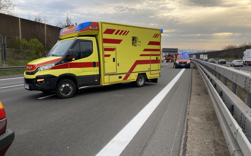 © Feuerwehr Dresden -  Einsatzfahrzeuge an der Unfallstelle, die Autobahn ist zu diesem Zeitpunkt voll gesperrt