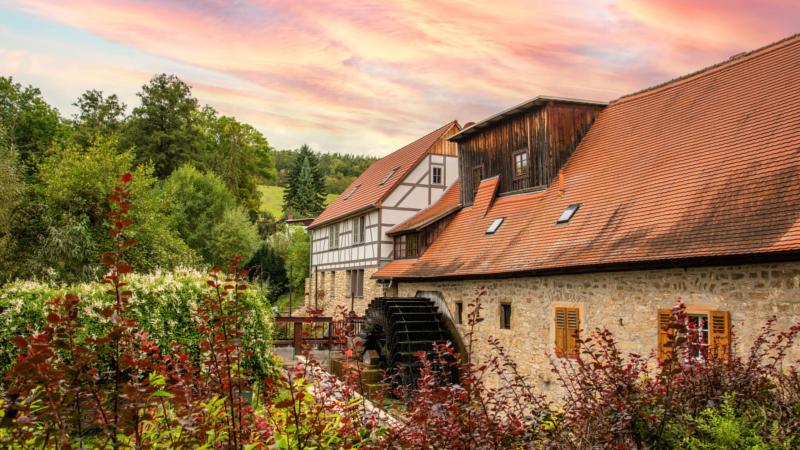 Die historische Mühle in Buchfart mit Mühlenladen und eigener Bäckerei ist ein idealer Platz für eine Wander- oder Radelpause. © DJD/Weimarer Land Tourismus/Melanie Kahl