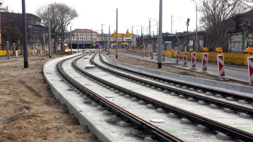 Im Bereich Hansastraße hinter dem Neustädter Bahnhof ist die Gleistrasse fertiggestellt, hier ensteht noch eine neue barrierefreie Haltestelle ©MeiDresden.de