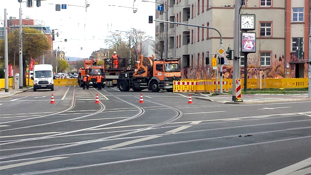 Aktuell werden im Bereich Fritz Reuter Straße bis zum Großenhainer Platz die neuen Fahrleitungsanlagen installiert ©MeiDresden.de