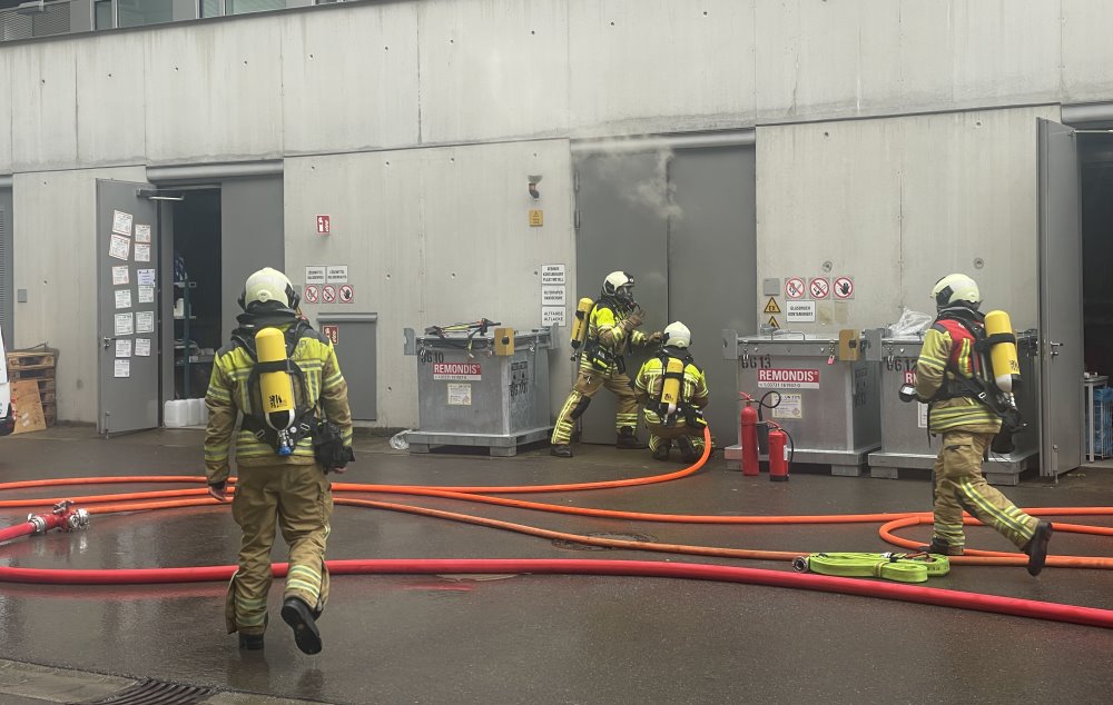 © Feuerwehr Dresden - Ein Trupp unter Atemschutz verschafft sich Zugang zum Brandraum.