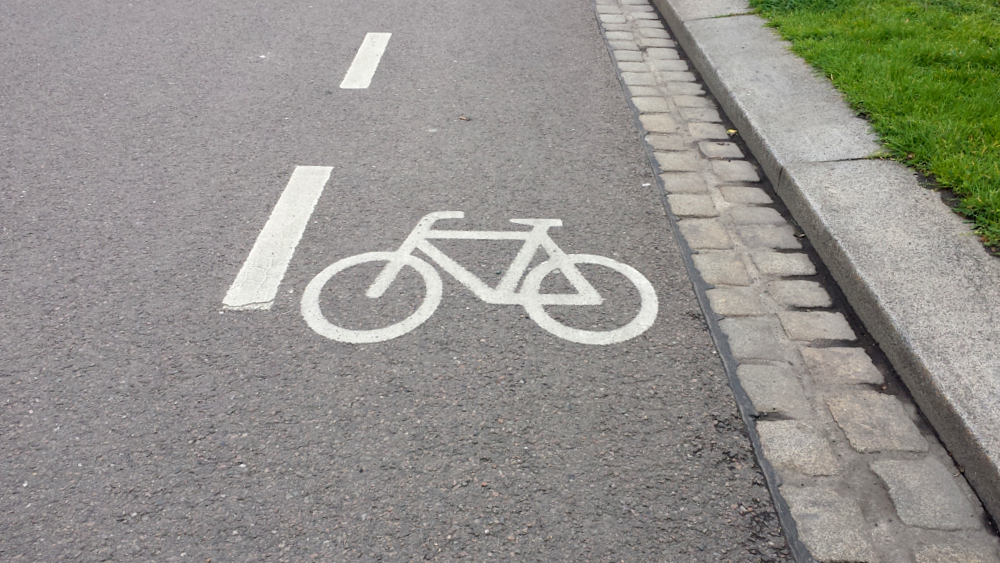 Von Autofahren oftmals nicht wahrgenommen werden diese Piktogramme auf Radwegen ©MeiDresden.de