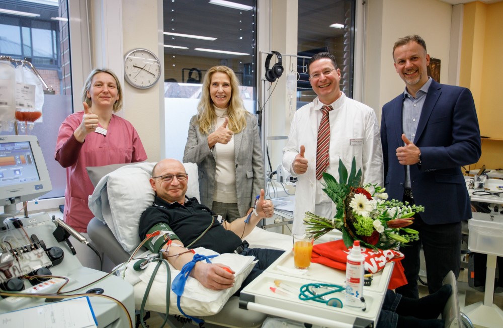 Evelyn Varga, Dr. Elke Neujahr, Professor Gero Hütter und Sirko Geist (V.l.n.r.:) mit Michael Zentgraf  © DKMS