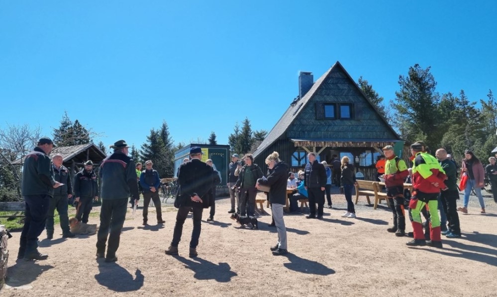 Die Wiedereröffnung der Kahlebergbaude, einem beliebten Ausflugsziel im Osterzgebirge, trifft auf reges Interesse (© Marco Horn, Sachsenforst)