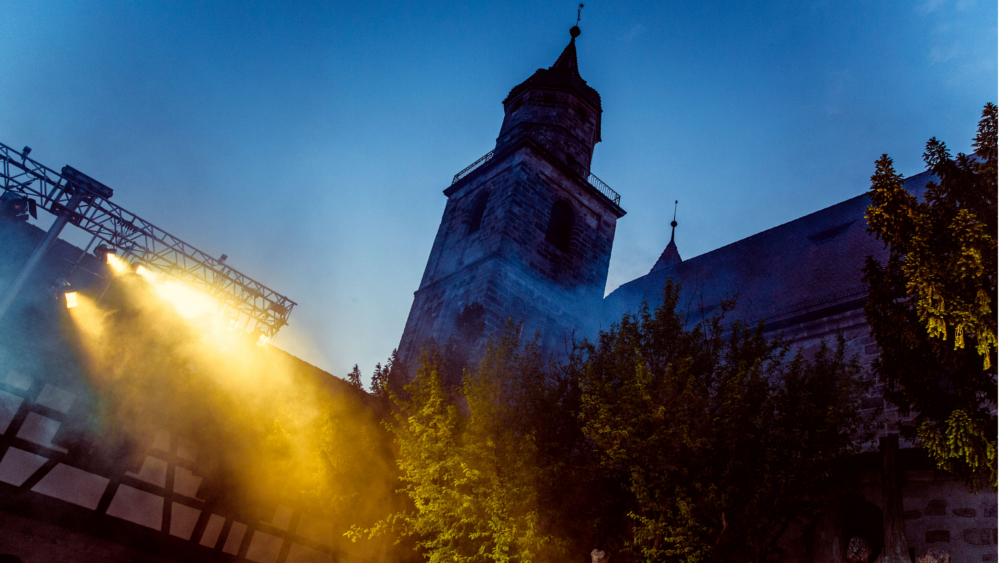 Das Ambiente im Kreuzgang des ehemaligen Benediktinerklosters ist wichtiger Bestandteil der Freilicht-Inszenierungen. Foto: djd/Kulturamt Feuchtwangen/Nicole Brühl