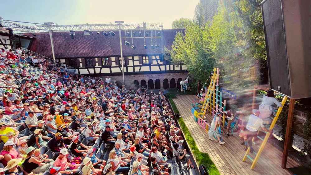 Rund 500 Plätze bietet die Kreuzgangbühne in Feuchtwangen, wo 2023 "Jedermann", Molières "Der Geizige" und "Das Dschungelbuch" zu sehen sind. Foto: djd/Kulturamt Feuchtwangen/Nicole Brühl