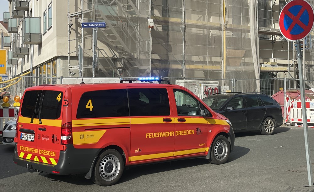 © Feuerwehr Dresden Ein Kommandowagen steht vor dem Einsatzobjekt