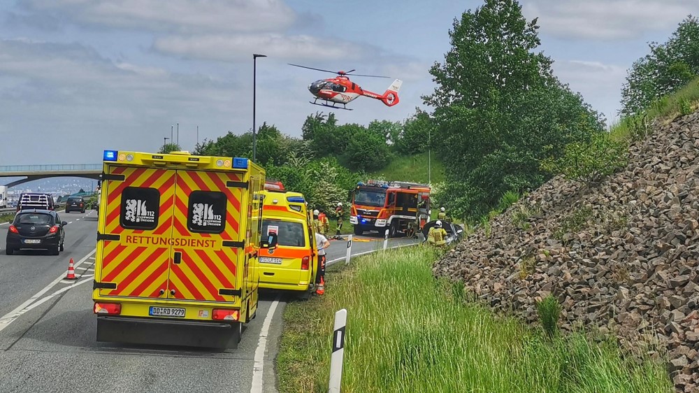 © Feuerwehr Dresden -  Der Rettungshubschrauber Christoph 38 setzt zur Landung an der Einsatzstelle an