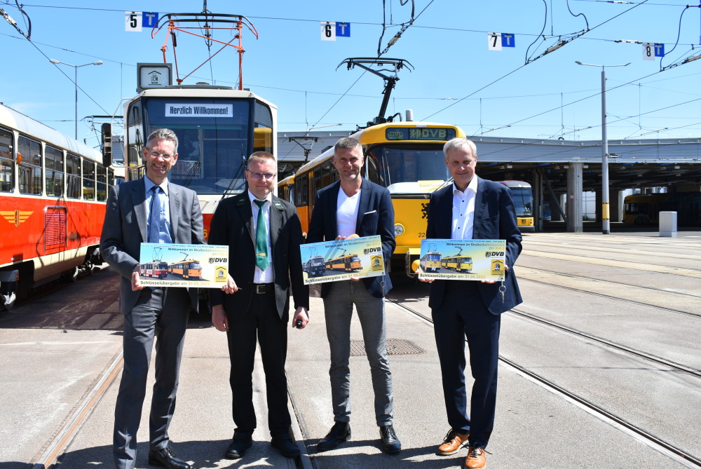 (v.l.n.r.): Andreas Hemmersbach - DVB-Vorstand für Finanzen und Technik, Sven Wierick – Vorsitzender Straßenbahnmuseum Dresden e.V., Lars Seiffert – DVB-Vorstand für Betrieb und Personal, Holger Seifert – Centerleiter Schienenfahrzeuge   Foto:  © MeiDresden.de/Mike Schiller