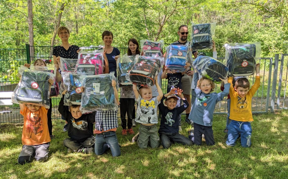 v.l.n.r.: Dr. Petra Lauber (Aufwind Kinder- und Jugendfonds Dresden e. V.), Annett Giesecke (Leitung Kita Am Jägerpark 7),  Maria Zschornak (pädagogische Fachkraft Kita Am Jägerpark 7), Thomas Beier (pädagogische Fachkraft Kita Am Jägerpark 7).   Foto:© Landeshauptstadt Dresden