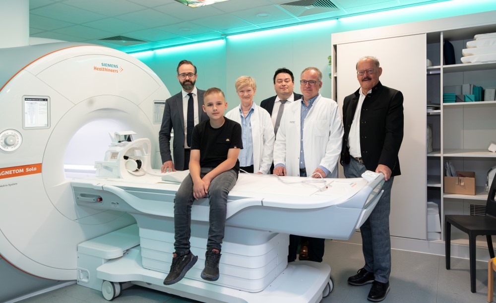 Große Freude über den neuen MRT in der Kinderradiologie: Sachsens Wissenschaftsminister Sebastian Gemkow, die Radiologen Frau Dr. Gabriele Hahn und Prof. Ralf-Thorsten Hoffmann, Patient Til sowie die Vorstände Frank Ohi (Mitte) und Prof. Michael Albrecht. Foto: UKD/Kirsten Lassig