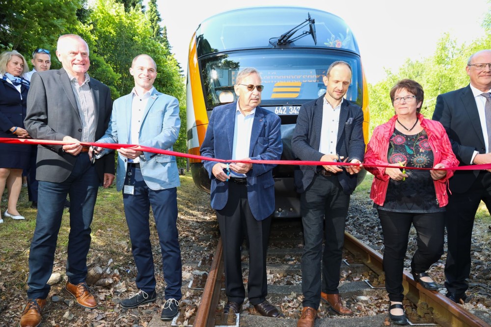 Hans-Jürgen Pfeiffer (Geschäftsführer vom Zweckverband Oberlausitz – Niederschlesien). Michal Bartak (Geschäftsführer Der Länderbahn CZ), Gerhard J. Curth (Geschäftsführer Deutsche Regionaleisenbahn), Dr. Stephan Meyer (Landrat des Landkreises Görlitz), Karin Berndt (Bürgermeisterin Seifhennersdorf) und Heinz-Georg Donner (Referatsleiter Schienenverkehr im Staatsministerium für Wirtschaft, Arbeit und Verkehr). (v.l.n.r)    Fotos: Karel Kriz / DLB