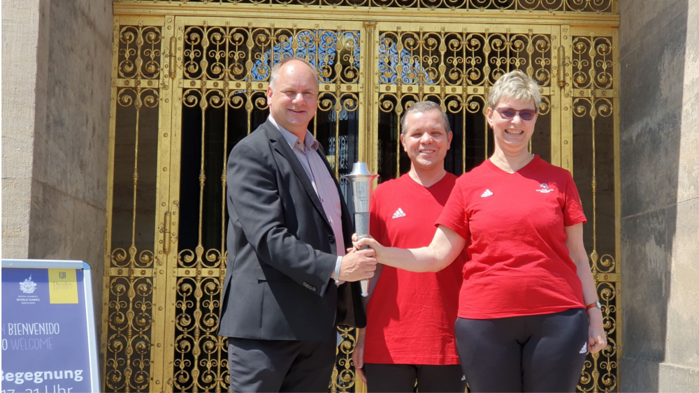  Oberbürgermeister Dirk Hilbert übergibt die Special Olympics Fackel an Dörte Leistikow und Frank Schürmann, die Dresden bei den Special Olympics im Boccia vertreten ©Diana Petters Landeshauptstadt Dresden