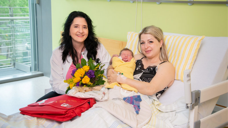 Prof. Pauline Wimberger (l.), Direktorin der Klinik für Frauenheilkunde und Geburtshilfe, begrüßt das 1.000 Baby am Uniklinikum Dresden in diesem Jahr. Mama Irina Terehov und Baby Adrian bleiben nach dem Kaiserschnitt noch einige Tage auf der Wochenstation. ©UKD