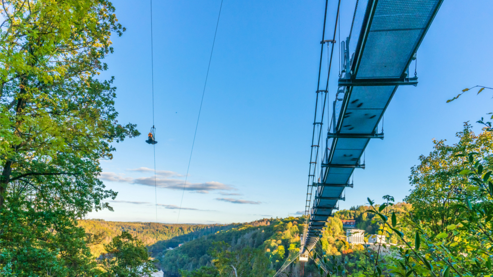 Die Hängebrücke Titan RT spannt sich hundert Meter über der Talsperre über dem Rappbodetal auf. Foto: DJD/Stadt Oberharz am Brocken/Jan Reichel