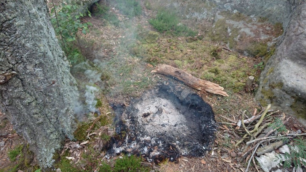 Foto: FFW Ottendorf - Illegal und gefährlich: Am 30. Juni 2023 meldeten Wanderer im Nationalpark Sächsische Schweiz ein schwelendes Lagerfeuer