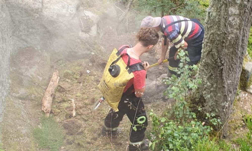 Foto: © FFW Ottendorf Kameradinnen und Kameraden der FFW Ottendorf löschten den Schwelbrand mit etwa 100 l Wasser, das sie in speziellen Löschrucksäcken zum Feuer tragen mussten.