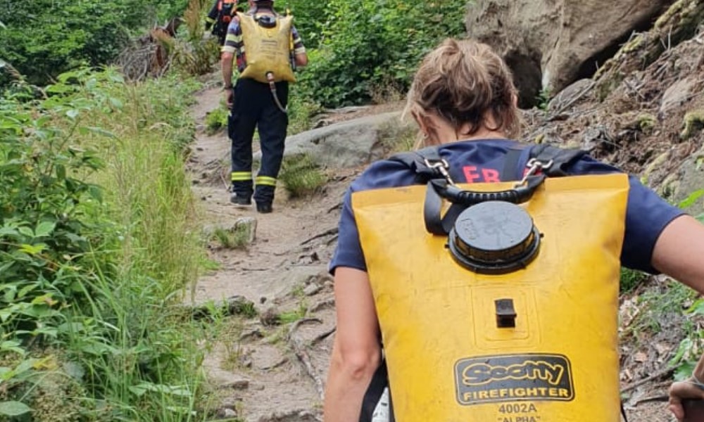 Foto: @ FFW Ottendorf -  Kameradinnen und Kameraden der FFW Ottendorf löschten den Schwelbrand mit etwa 100 l Wasser, das sie in speziellen Löschrucksäcken zum Feuer tragen mussten.