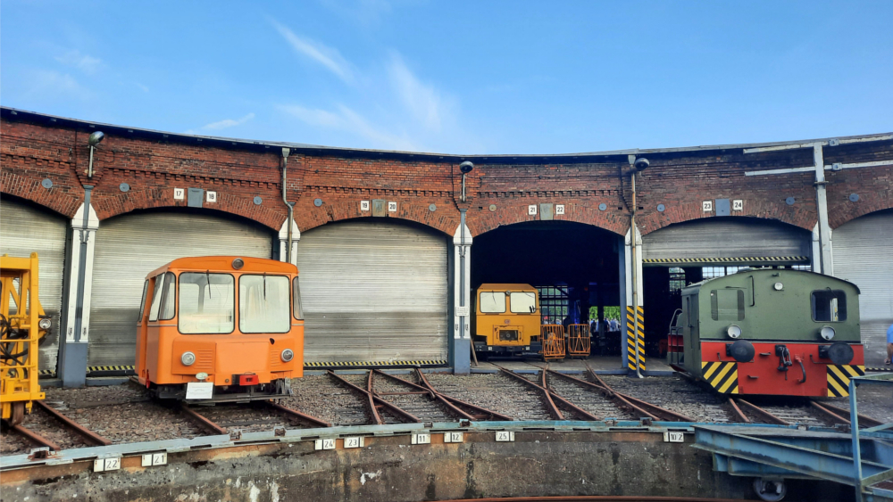 Der 125 Jahre alte Lokschuppen in Pasewalk mit seiner historischen Architektur bietet auf 40.000 Quadratmetern spannende Einblicke in die Geschichte der Eisenbahn. Foto: DJD/Tourismusverein Stettiner Haff/Sommer