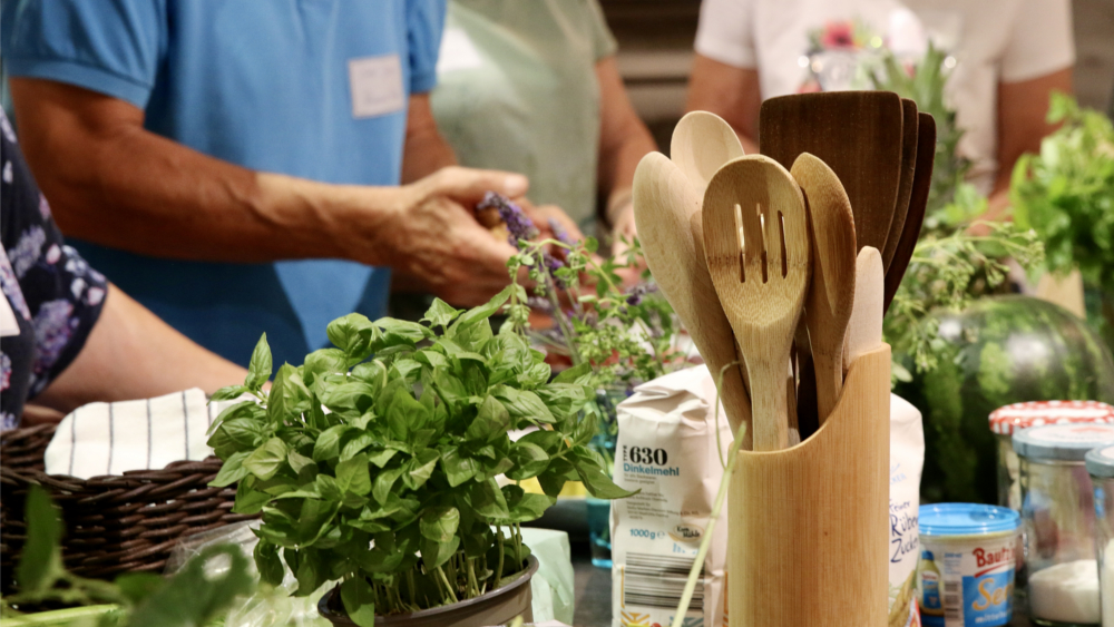 Viele fleißige Hände beteiligten sich an den Workshops zur ausgewogenen Ernährung beim Tag der Selbsthilfegruppen im Landkreis Meißen  © Landratsamt Meißen, Gesundheitsamt