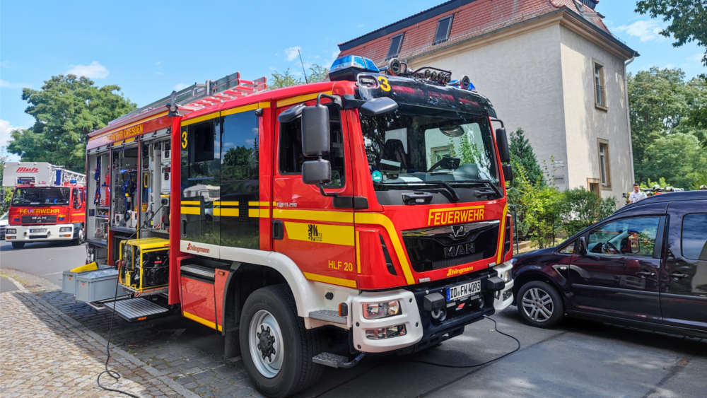 Löschfahrzeug und Drehleiter beim Einsatz ©Feuerwehr Dresden 