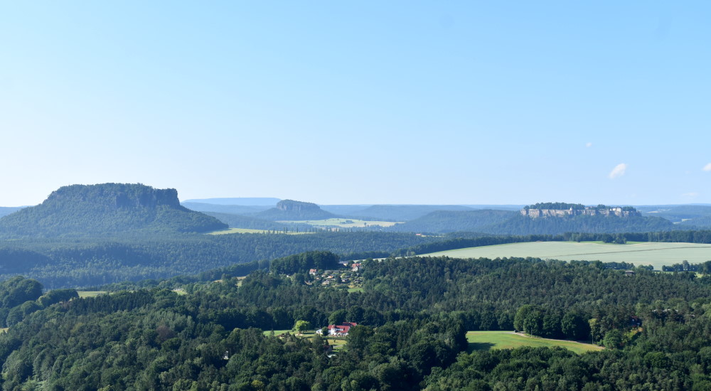 Blick von der Bastei in Richtung Lilienstein und Festung Königstein  Foto: © MeiDresden.de/Mike Schiller