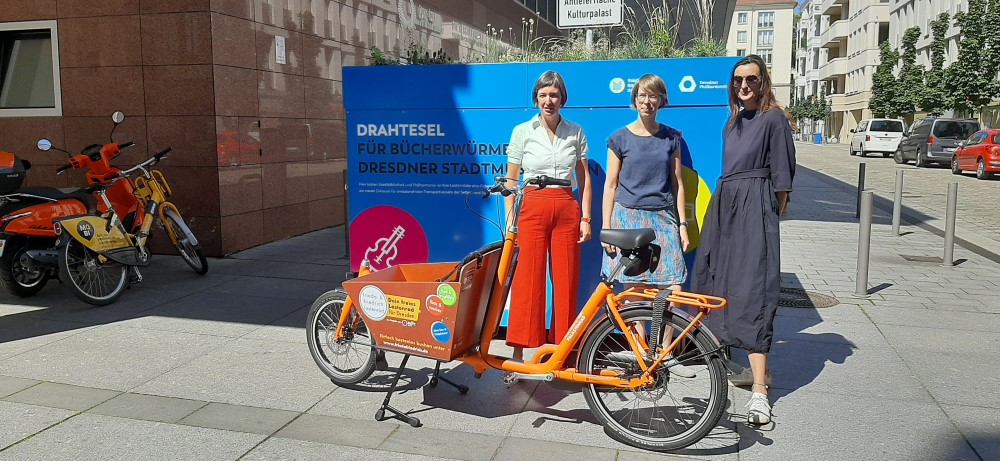 v.l.n.r.: Marit Kunis-Michel, Direktorin der Städtischen Bibliotheken Dresden; Stephanie Anderseck, Leiterin der Lastenrad-AG des ADFC Dresden e.V.; Anja Klett, Geschäftsführende Gesellschafterin der VELODEPO GmbH  Foto: ADFC Dresden e.V.