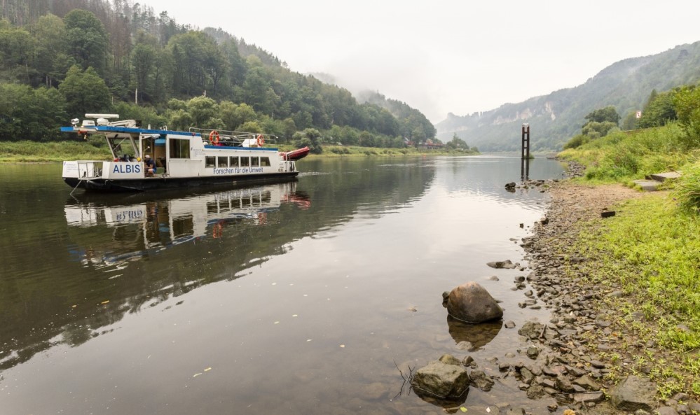 Bild: UFZ-Forschungsschiff ALBIS bei einer früheren Messkampagne auf der Elbe    Foto: André Künzelmann / UFZ