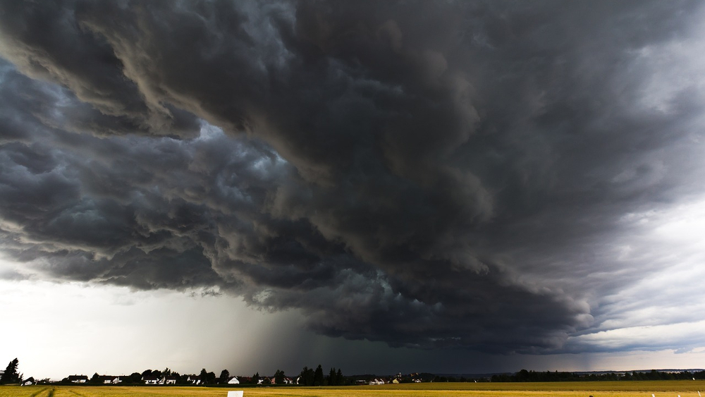 Abgedeckte Dächer und reihenweise umgeknickte Bäume – Gewitter mit schweren Sturmböen haben in den letzten Tagen in Europa immer wieder für Schlagzeilen gesorgt. ©Symbolfoto (Pixabay)