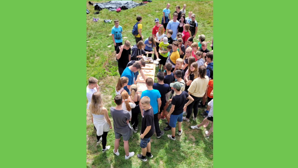 Schülerinnen und Schüler feierten die erneute Zertifizierung der Nationalparkschule Oberschule Königstein. Dann darf Umweltbildung auch mal süß schmecken. ©Hp. Mayr