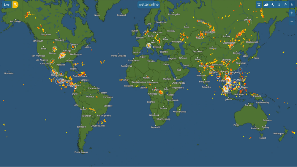 Auf dem BlitzRadar lassen sich quasi in Echtzeit Blitzeinschläge in Gewittern auf der ganzen Welt verfolgen. © WetterOnline 