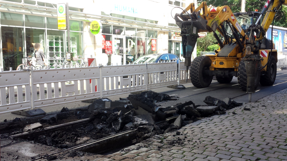 Einbruch der Fahrbahn am Bischofsweg Richtung Alaunplatz. Die Firma EUROVIA trägt im Bereich der Schadstelle die Fahrbahn ab ©MeiDresden.de /Frank Loose