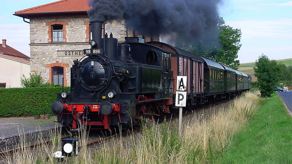 Bei einer Fahrt mit der Museumsbahn "Rhön-Zügle" wird die Vergangenheit wieder lebendig. Der historische Zug befindet sich im Fränkischen Freilandmuseum Fladungen. Foto: DJD/Verein für Stadtmarketing Ostheim