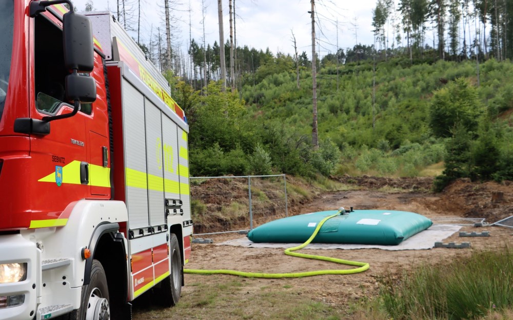 Zisterne im Nationalpark: Jetzt ist die erste von drei mobilen Zisterne mit 20 m³ Wasser gefüllt. Unsere Hoffnung ist jedoch, sie nie nutzen zu müssen  Foto: Staatsbetrieb Sachsenforst