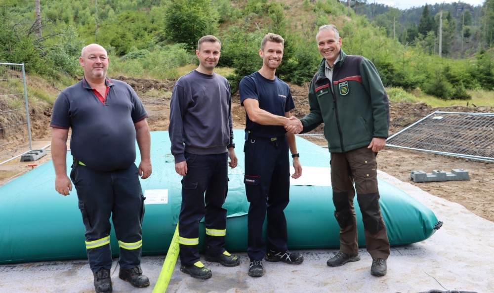 Zisternenbefüllung: Ein herzliches Dankeschön geht vom Leiter der Nationalparkverwaltung, Uwe Borrmeister (re) an Kevin Henker von der Feuerwehr Sebnitz. Ohne die enorme Bereitschaft der Feuerwehr Sebnitz wäre die Planung und Durchführung nicht denkbar gewesen  Foto: Staatsbetrieb Sachsenforst 