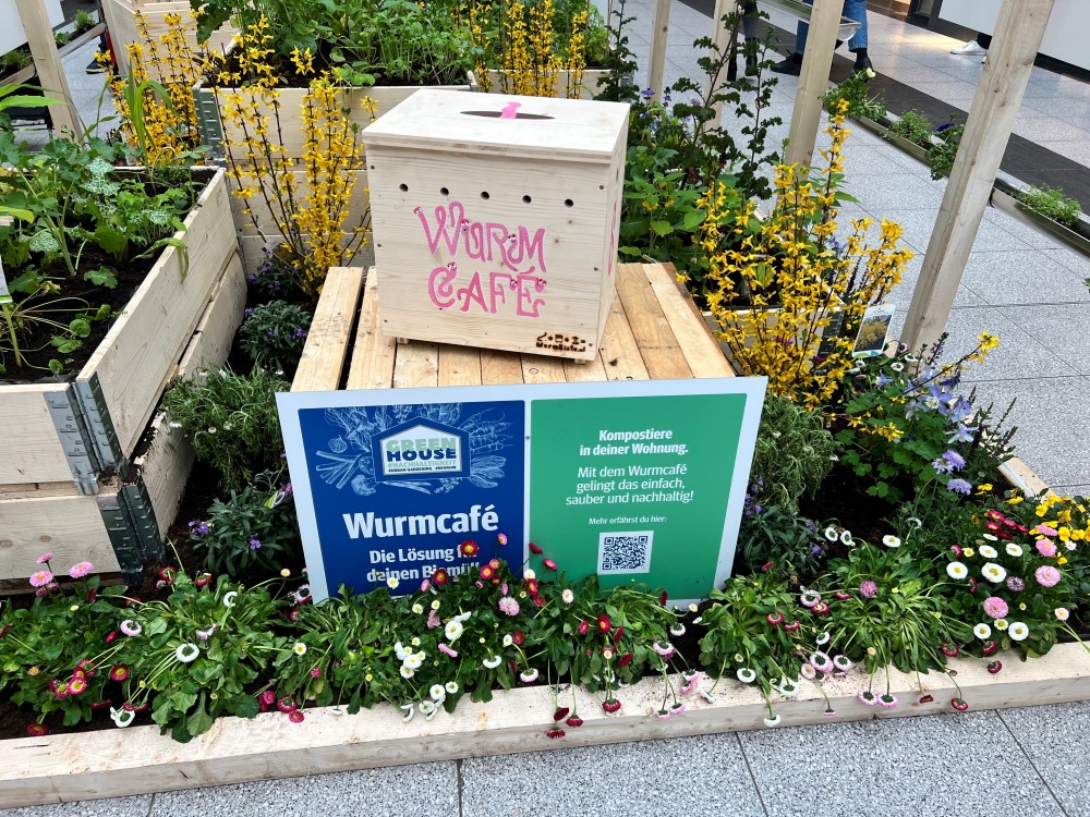 Gesundes Gemüse wächst auf natürlich produziertem Kompost in einem Gewächshaus. Dazu finden auch Workshops im Bahnhof Dresden-Neustadt für Kinder und interessierte Erwachsene statt. Foto: UGW